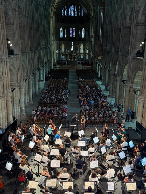 Orchestre en répétition dans la basilique Saint-Remi devant un groupe d’élèves invités par les Flâneries Musicales de Reims.