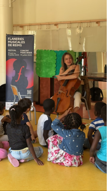 Des enfants participent à un atelier musical en classe dans le cadre d’un itinéraire d’éducation artistique et culturelle à Reims.