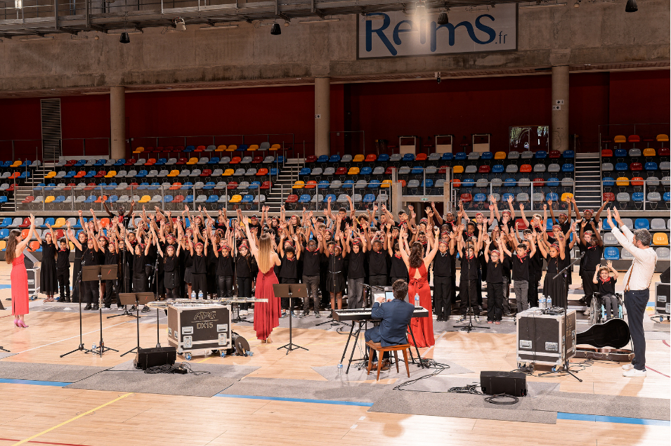 Une grande chorale d’enfants se produit à Reims avec des musiciens lors du concert de restitution SING’IN 2025.